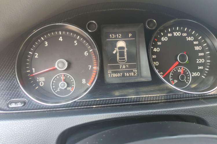 Used Volkswagen Magotan 2015 1.8TSI Luxury Model Odometer Close Up