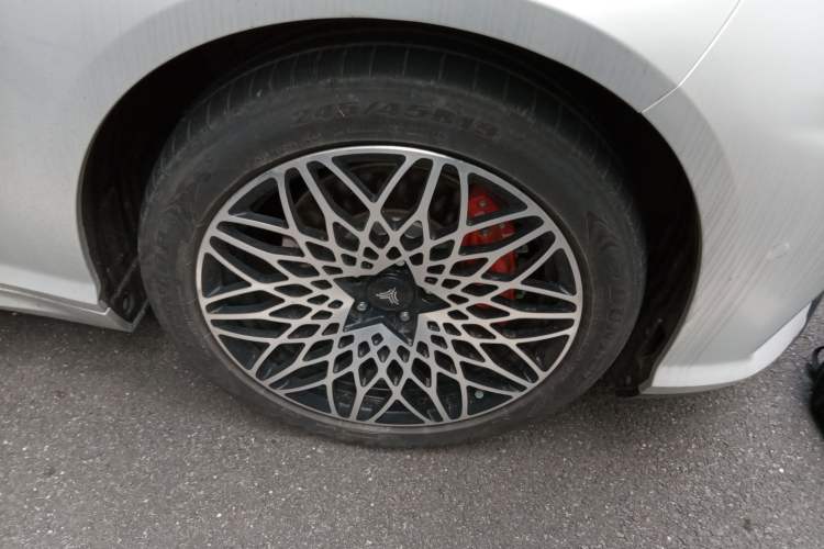 Used NETA S 2022 Extended-Range Version 1160 km Rear-Drive Big Edition Right Front Wheel Hub