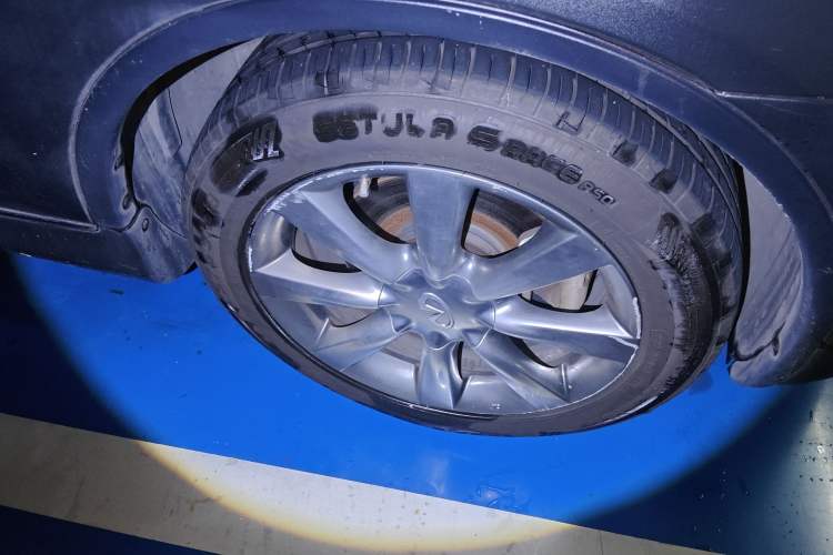 Used Infiniti QX50 2013 2.5L Two-Wheel-Drive Elegant Edition Right Front Wheel Hub