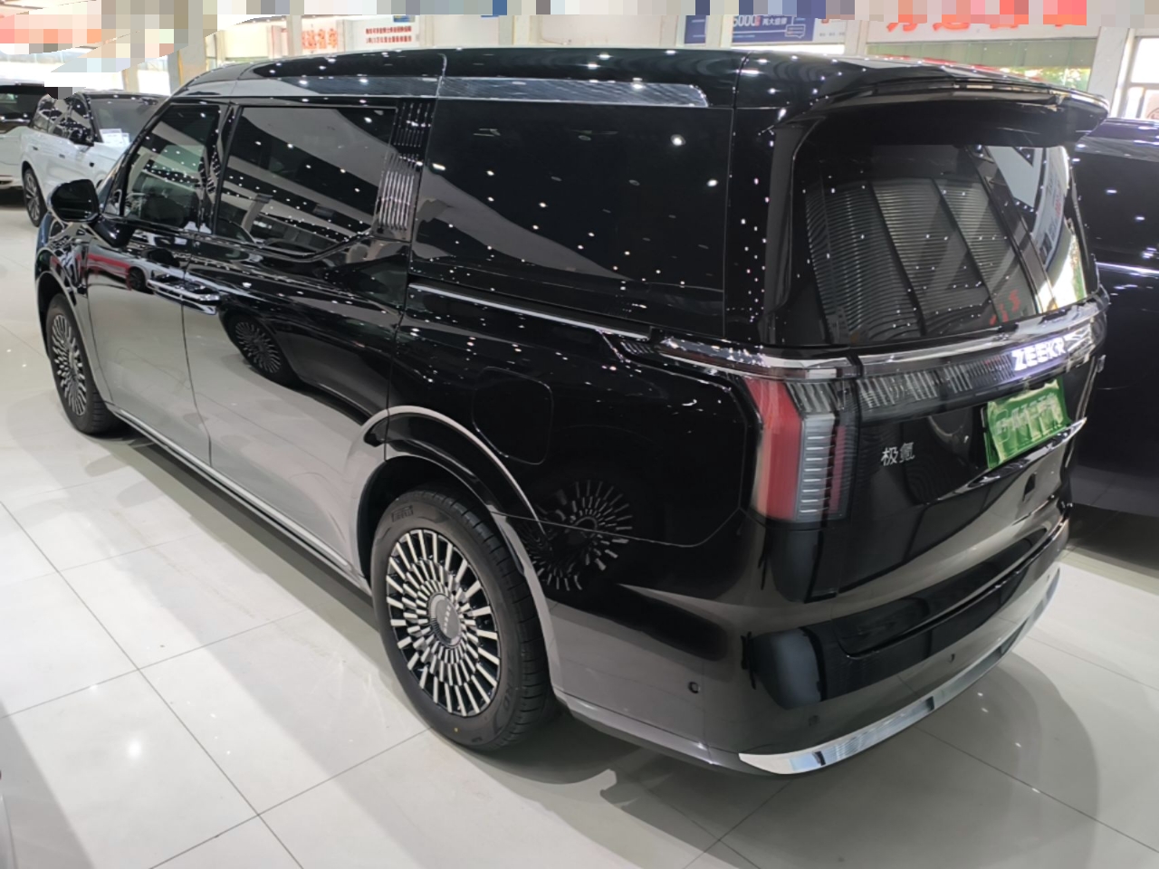 Zeekr 009 2024 7-Seater Walk-Through Version Four-Wheel Drive 108 kWh — снимка 4