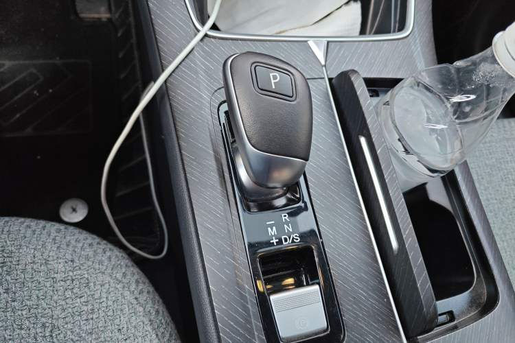 Used Venucia V 2022 260T Black Horse Edition · Idol Gear Lever