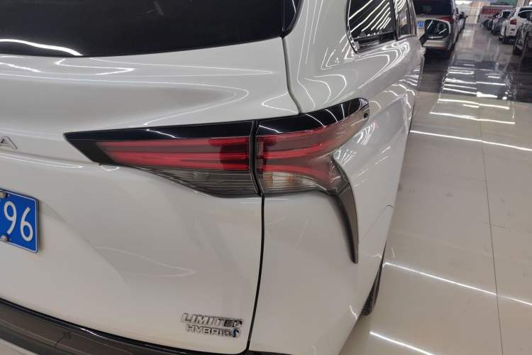 Used Toyota Sienna 2023 2.5L Hybrid Deluxe Edition
