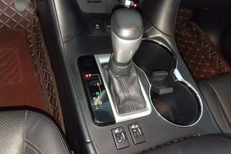 Used Toyota Highlander 2015 2.0T Four-Wheel Drive Luxury Edition 7-Seater Gear Lever