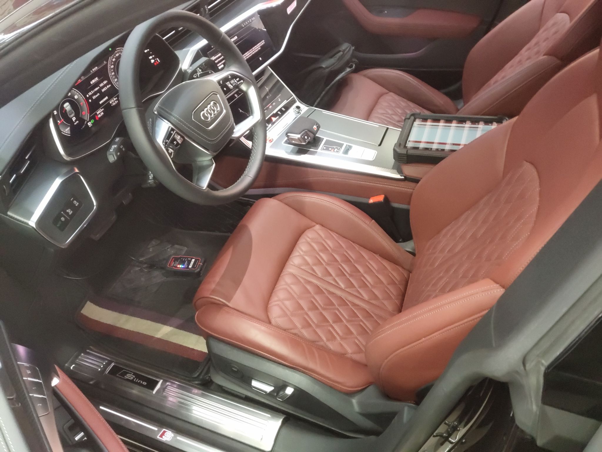 المقاعد الأمامية داخل السيارة