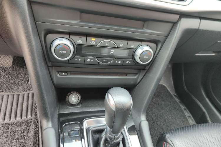 Used Mazda 3 Axela 2017 Hatchback 1.5L Automatic Luxury Model Emission Standard China V
