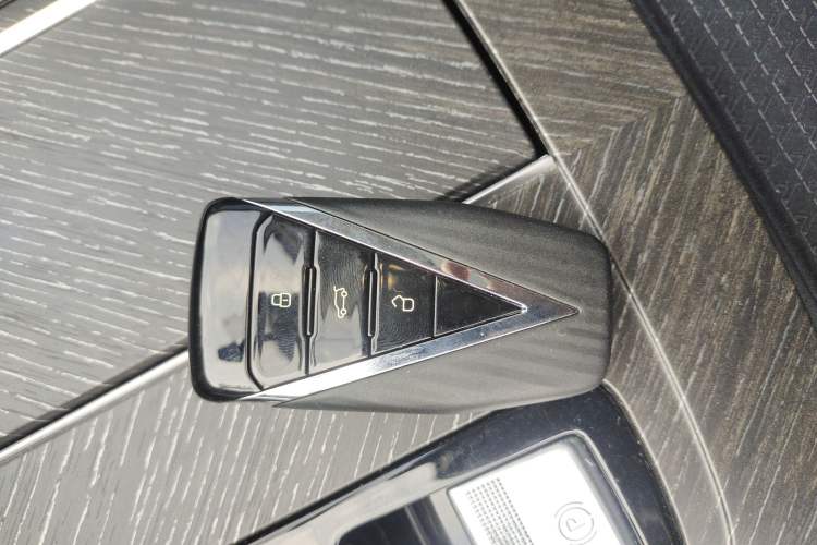 Used Venucia V 2022 260T Black Horse Edition – Top-Tier Choice Vehicle Key