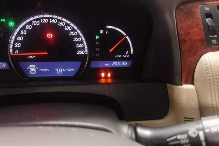 Used Toyota Crown 2005 2.5L Royal Odometer Close Up