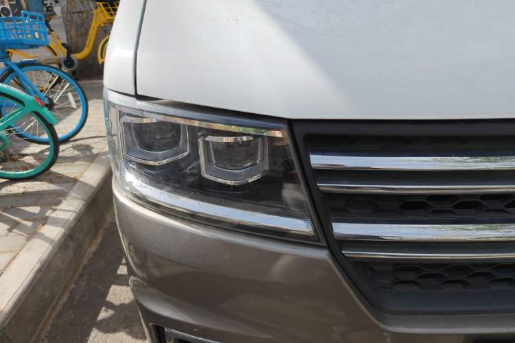 Used Jinbei New Hiace S 2021 1.5L Wealth Van Non-Air-Conditioned Version China VI Standard SWC15M Right Front Headlight