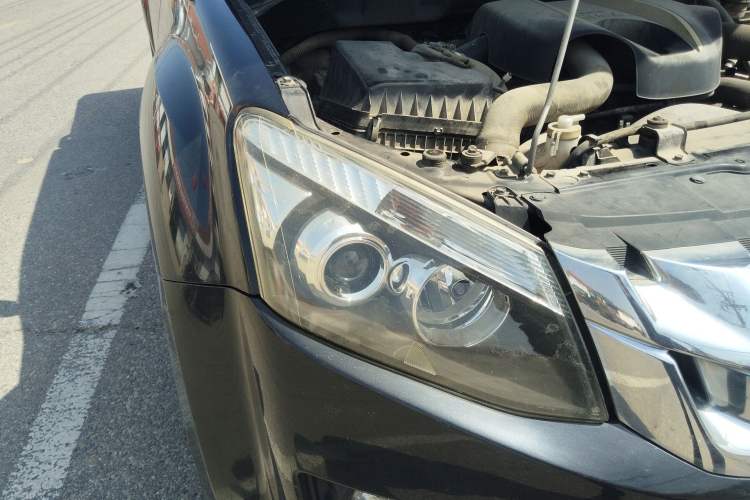 Used Isuzu D-MAX 2015 2.5T Two-Wheel Drive Automatic High-Performance Elite Version 4JK1 Right Front Headlight