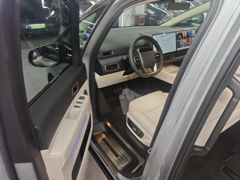 Used Li Auto MEGA 2025 Home Family Special Edition — 15
