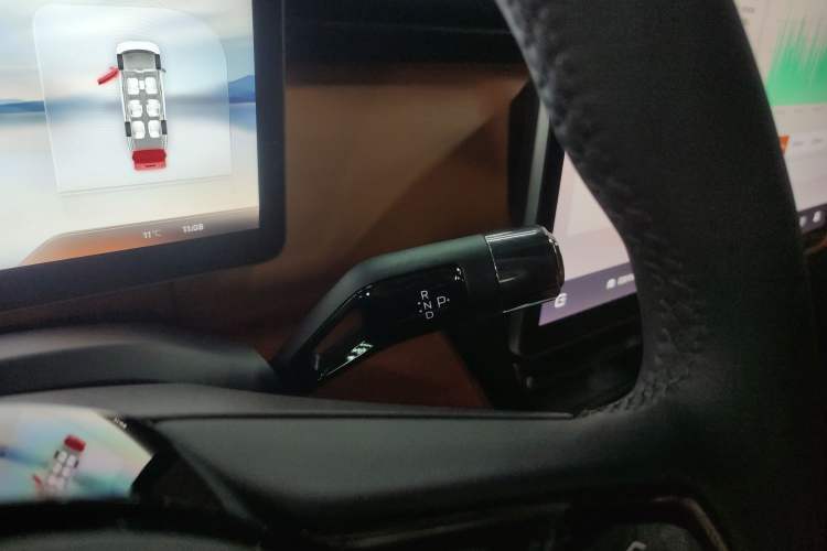 Used Geely Galaxy LEVC L380 2024 140-Degree 6-Seater All-Wheel-Drive Ultra