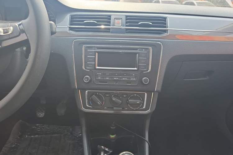 Used Volkswagen Santana 2016 1.6L Manual Comfort Edition Audio And AC Panel