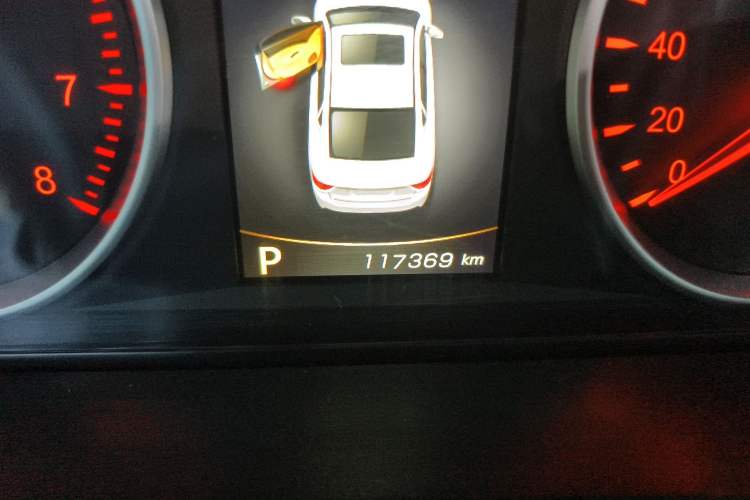 Used Geely Auto Emgrand GT 2015 1.8T Flagship Model Odometer Close Up