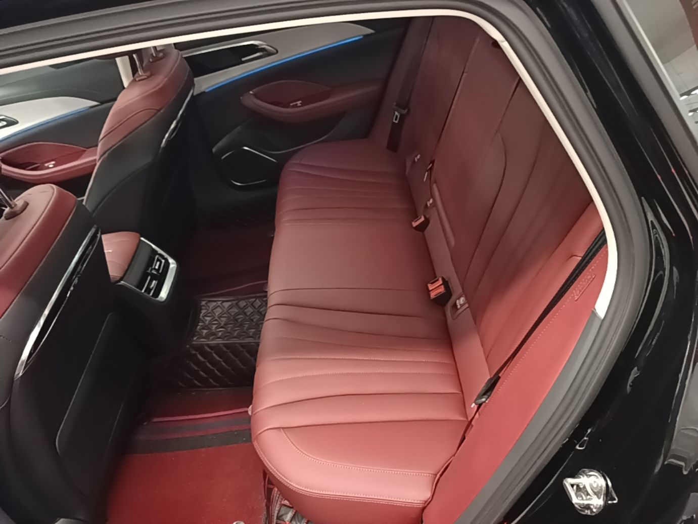 Hongqi H5 2025 2.0T Automatic Flag Edition – 500 000 Units Commemorative Version — снимка 20