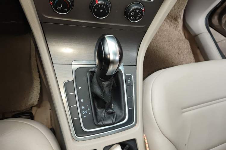 Used Volkswagen Golf 2015 1.6L Automatic Comfort Model Gear Lever