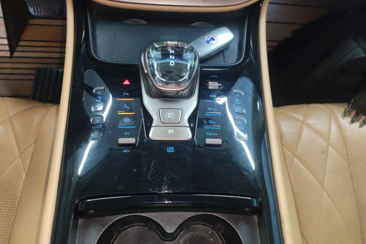 Used Denza D9 2022 DM-i 970 Four-Wheel Drive Prestige Model