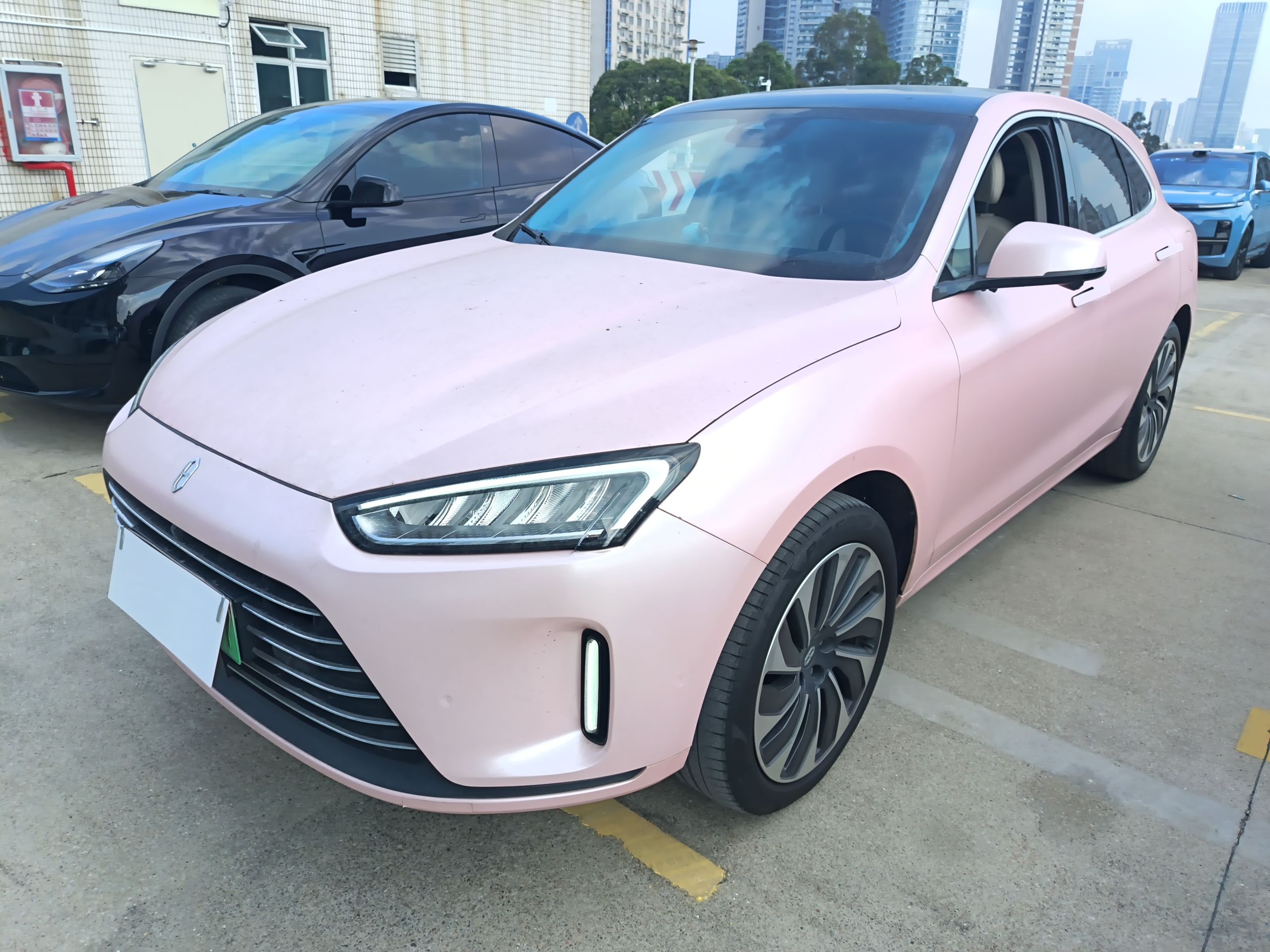 Под передней частью автомобиля