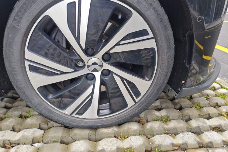 Used Nio ET5 2022 75 kWh Right Front Wheel Hub