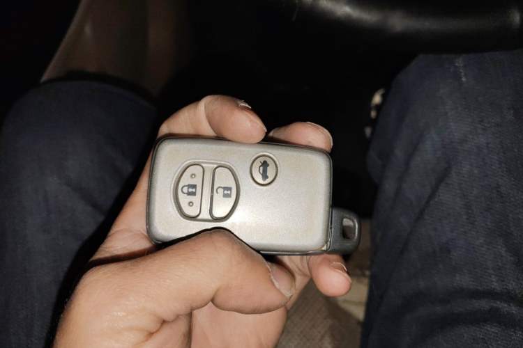 Used Toyota Crown 2010 2.5L Royal Leather Sunroof Edition Vehicle Key