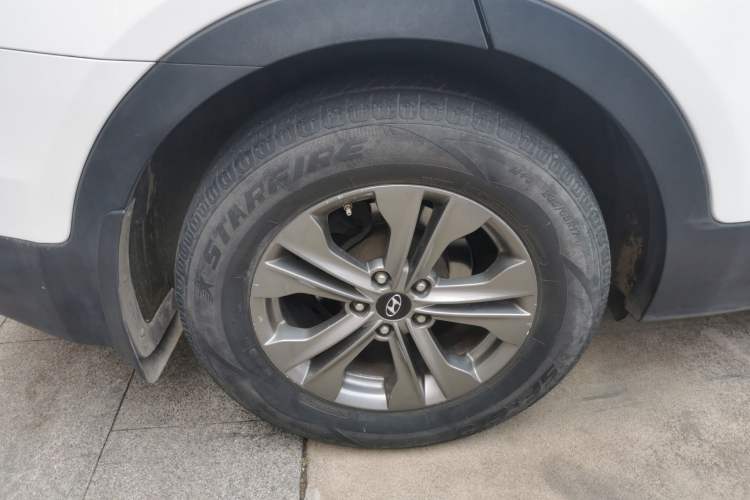 Used Hyundai Santa Fe 2013 2.4L Automatic Two-Wheel Drive Smart Version Right Rear Wheel Hub