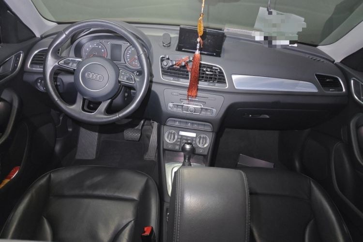 Used Audi Q3 2015 35 TFSI Comfort Model Center Console