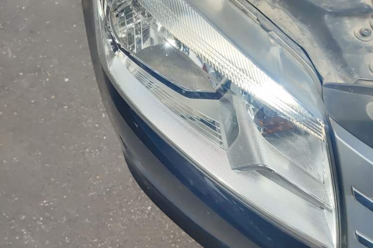 Used Volkswagen Santana 2015 1.6L Automatic Comfort Edition Right Front Headlight