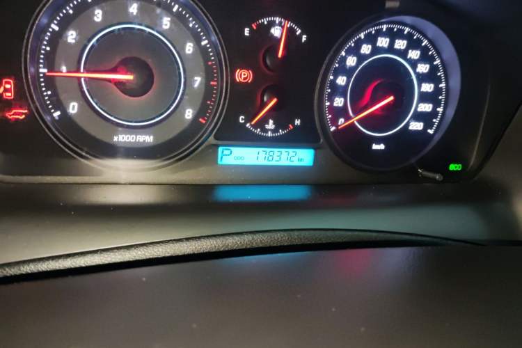 Used Chevrolet Captiva 2014 2.4L 4x4 Luxury Edition 5 Seats Odometer Close Up