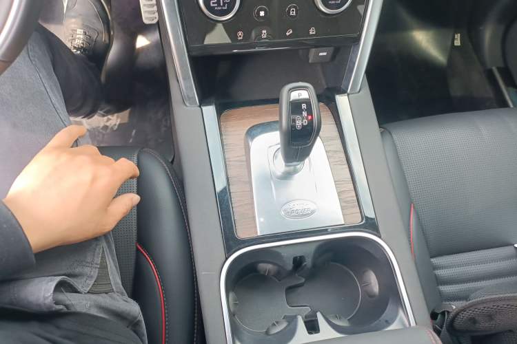 Used Land Rover Discovery Sport 2021 249 PS R-Dynamic SE Performance Tech Edition 5 Seats Gear Lever