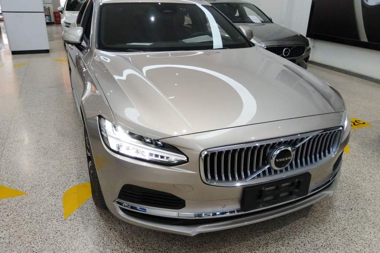Used Volvo S90 New Energy 2023 T8 Plug-in Hybrid All-Wheel Drive Long-Range Luxury Edition Front Right 45 Deg
