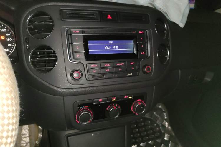 Used Volkswagen Tiguan 2013 1.8TSI Manual Two-Wheel Drive Trend Edition Audio And AC Panel