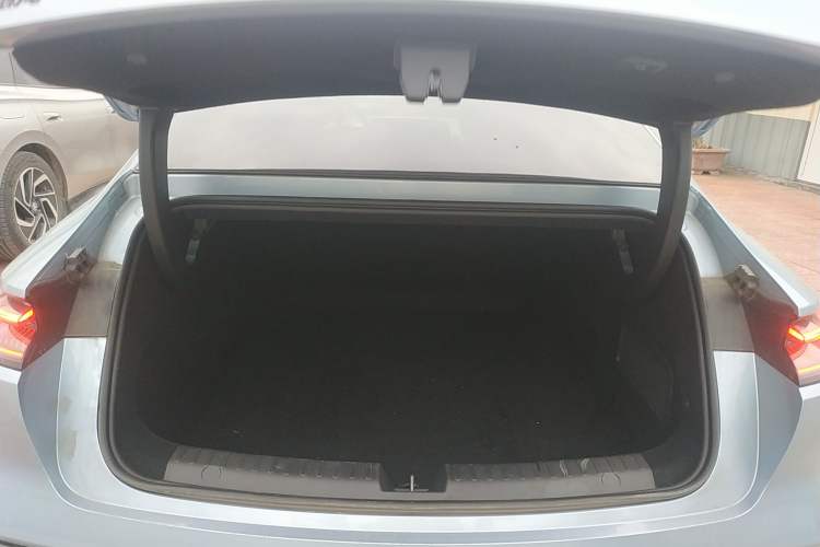 Used Geely Galaxy E8 2025 620 km All-Wheel Drive Starship LiDAR-Enabled Intelligent Driving Version Trunk