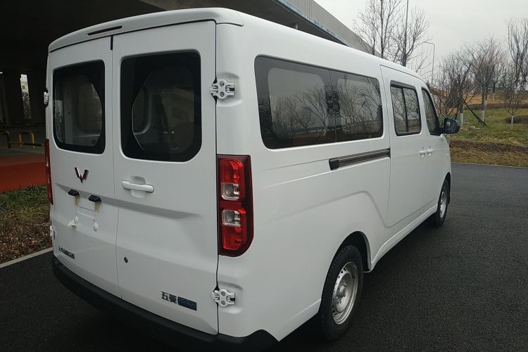 Used Wuling Yangguang 2024 300KM Comfort Version Passenger Van 75kW