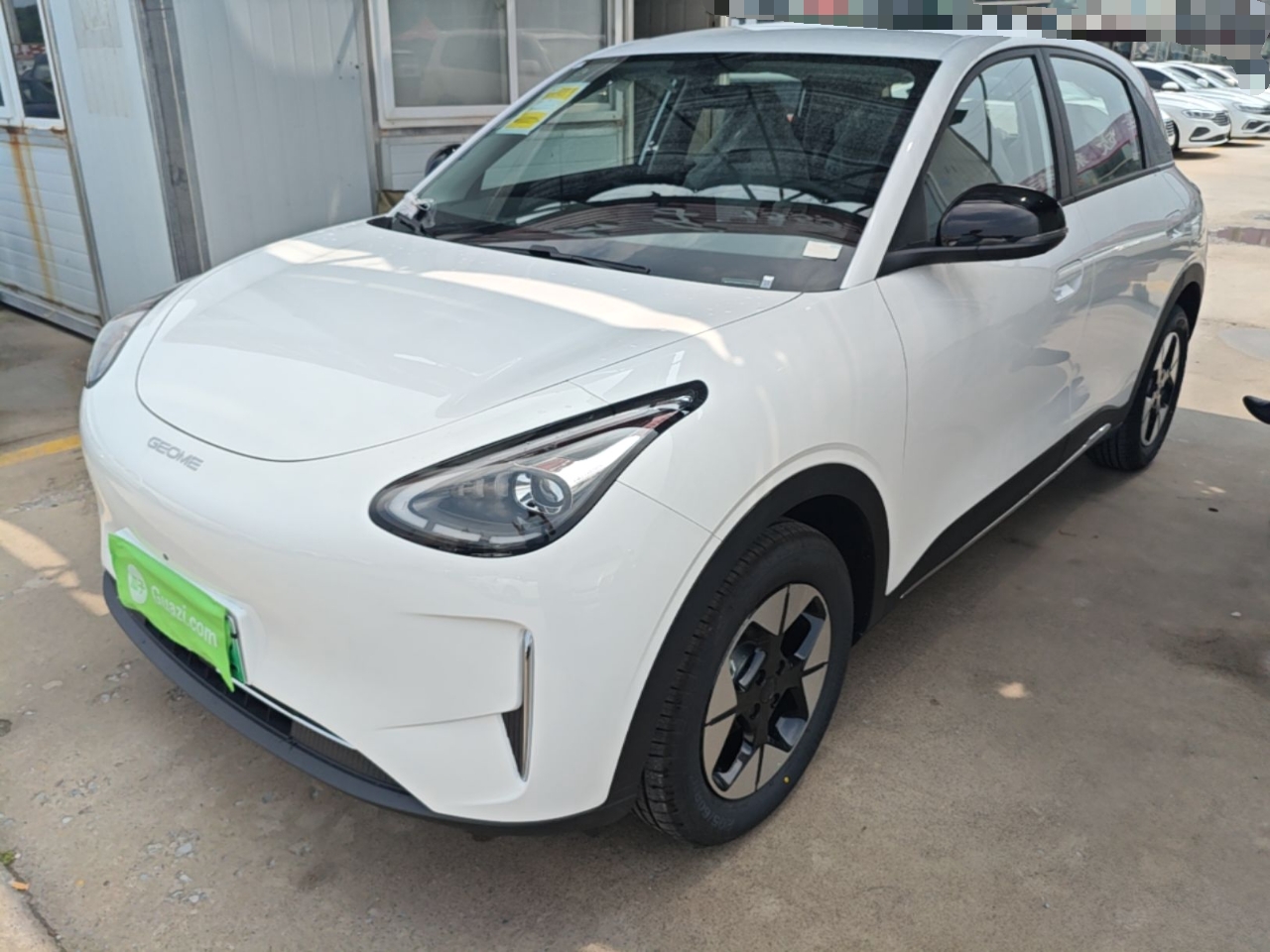 Unter der Vorderseite des Autos