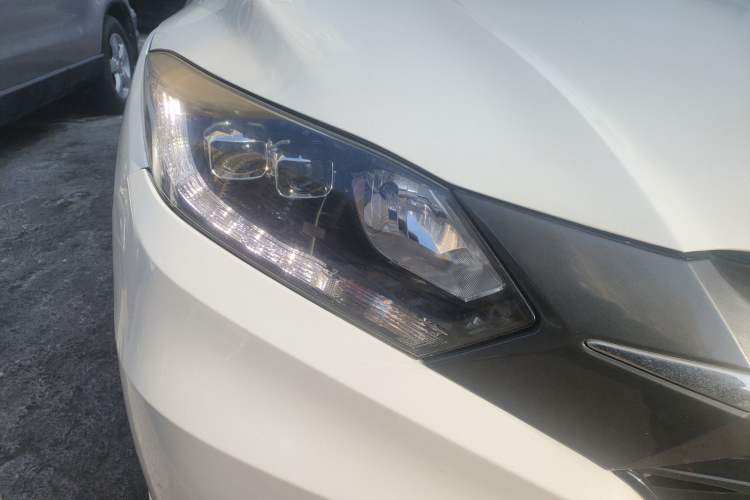 Used Honda Vezel 2015 1.8L CVT 2WD Luxury Model Right Front Headlight