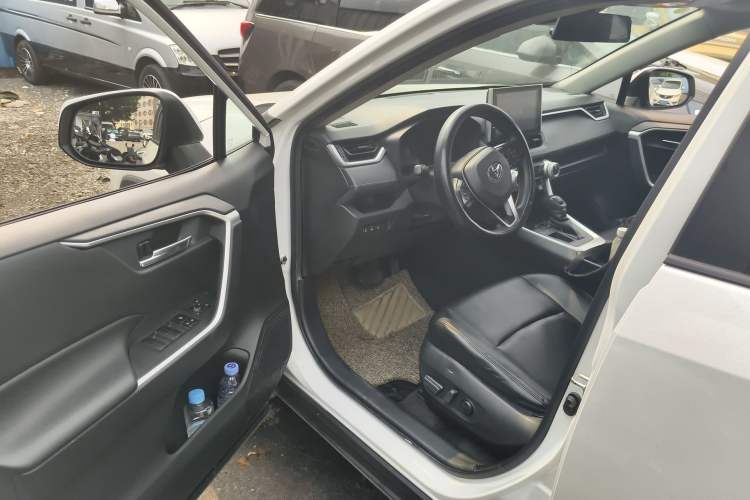 Used Toyota RAV4 2021 2.0L CVT Two-Wheel Drive Fashion Edition Driver Seat