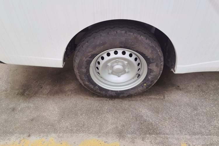 Used Wuling Yangguang 2024 300KM Comfort Version Passenger Van 75kW