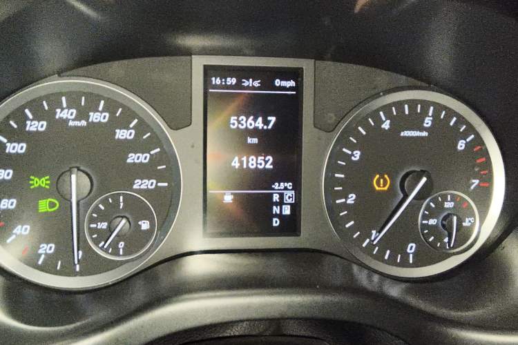 Used Mercedes-Benz Vito 2023 2.0T Business Version 7 Seats Odometer Close Up