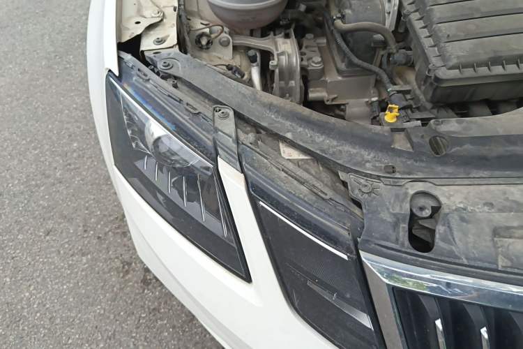 Used Skoda Octavia 2018 1.6L Automatic Luxury Edition Right Front Headlight