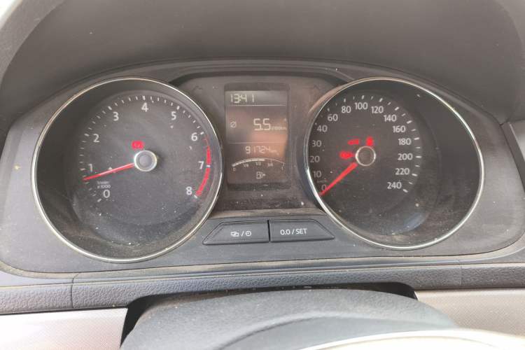 Used Volkswagen Lavida 2015 1.6L Manual Comfort Edition Odometer Close Up