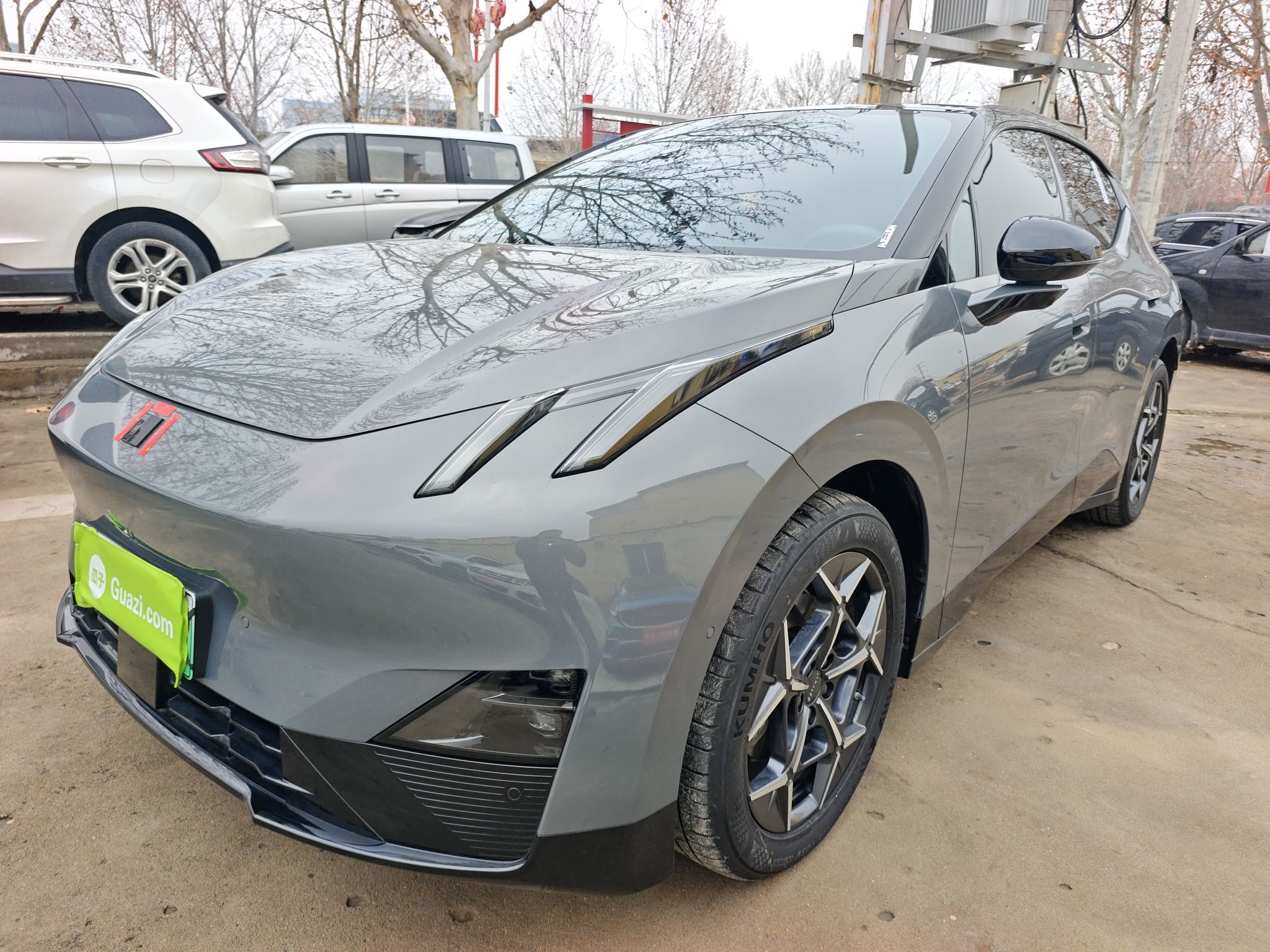 Под передней частью автомобиля