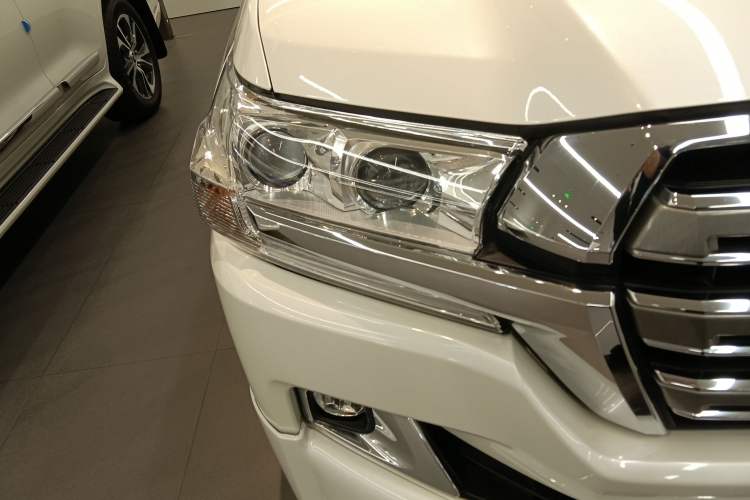 Used Toyota Land Cruiser  Right Front Headlight