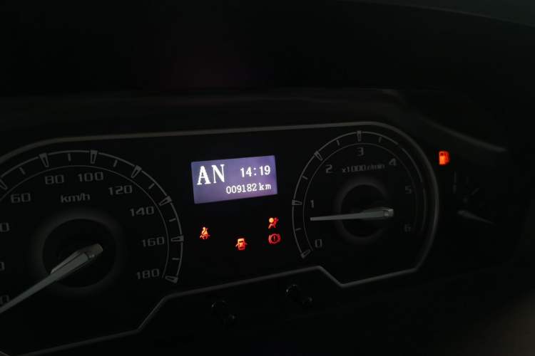 Used SAIC MAXUS Xintu V80 2021 2.0T AMT Classic Aoyuntong Short Wheelbase Mid-Roof 5/6-Seater