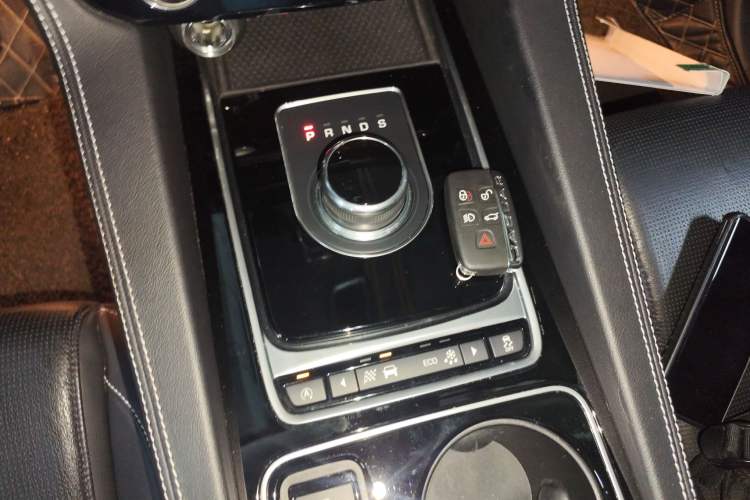 Used Jaguar F-PACE 2016 3.0 SC Four-Wheel Drive R-Sport Sport Edition Gear Lever