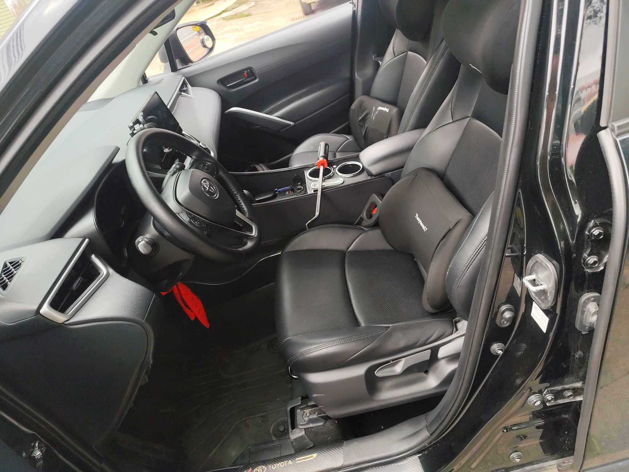 المقاعد الأمامية داخل السيارة