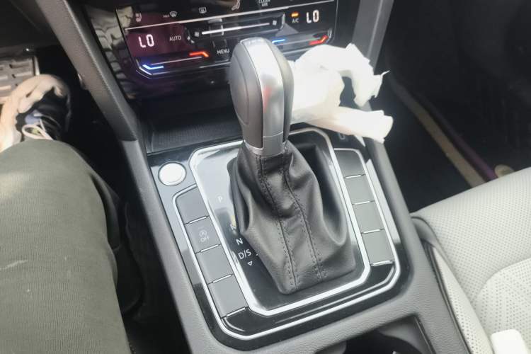 Used Volkswagen Magotan 2025 Zhongxiang Version 330TSI DSG Luxury Edition Gear Lever