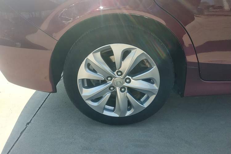 Used Honda Jade 2017 1.8L automatic Comfort version 5 seats Right Rear Wheel Hub