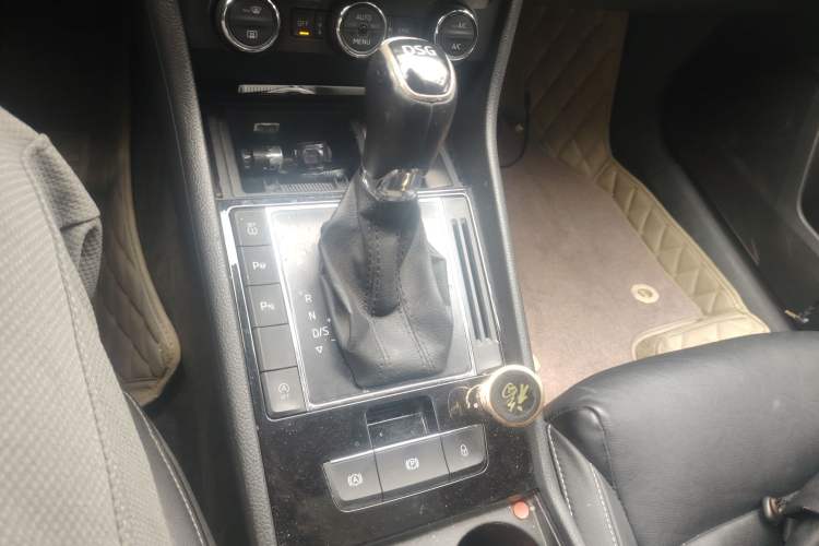 Used Skoda Superb 2016 TSI330 DSG Smart Drive Edition Gear Lever