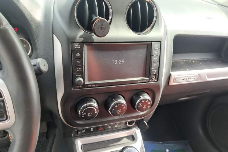 Used Jeep Compass 2014 2.4L four-wheel drive luxury version Audio And AC Panel