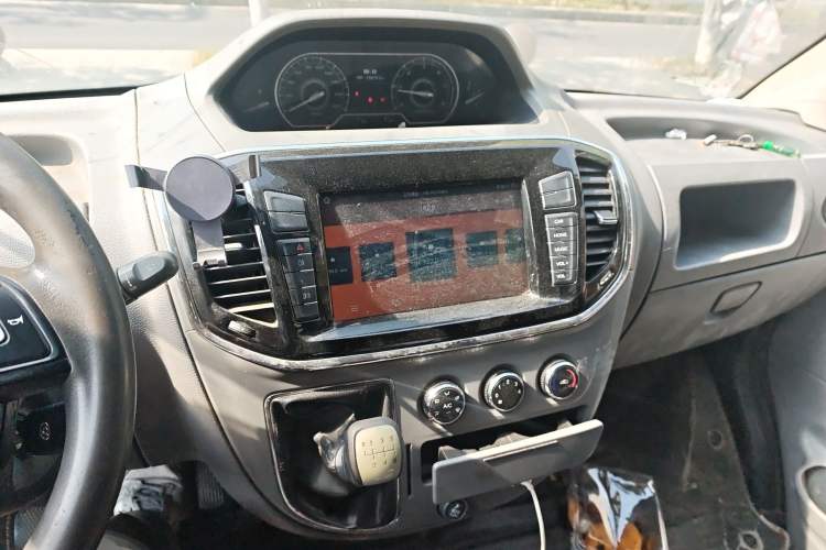 Used SAIC MAXUS Xintu V80 2018 2.5T 6-Speed Manual Aoyuntong Short Wheelbase Mid-Height 5-6 Seater Audio And AC Panel