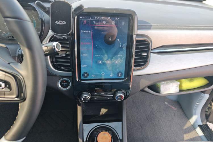 Used Chery Little Ant 2022 Sweet Pink Edition Half-Sugar Version Lithium Iron Phosphate 29.2 kWh 30 kW 301 km Audio And AC Panel